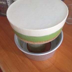 16:取出冷藏好的奶酪慕斯蛋糕，用吹风机吹模具边缘一圈，然后在地下放一个比模具高的被子，就能轻松脱模啦。