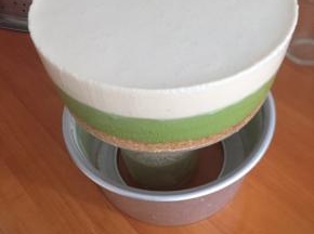 16:取出冷藏好的奶酪慕斯蛋糕，用吹风机吹模具边缘一圈，然后在地下放一个比模具高的被子，就能轻松脱模啦。