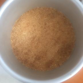 3:在6寸模具中垫上油纸，放入混合均匀的饼干，压实压平，放冰箱冷藏备用