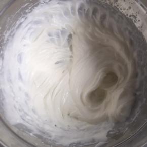 7:淡奶油中加入45克细砂糖打发至7成发，可流动状态