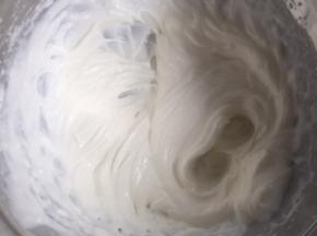 7:淡奶油中加入45克细砂糖打发至7成发，可流动状态