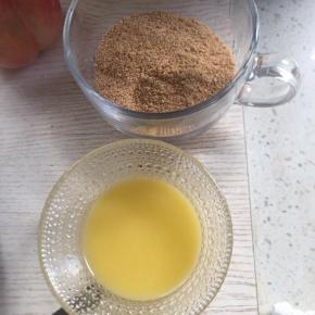 2:把消化饼干弄碎，黄油隔热水融化，混合均匀