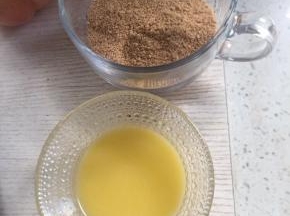 2:把消化饼干弄碎，黄油隔热水融化，混合均匀