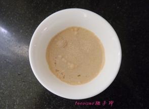 将酵母粉用一点凉开水化开；