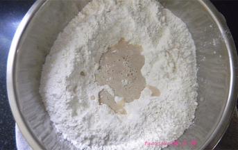 发面盆里放入面粉，糖，倒入化开的酵母粉；