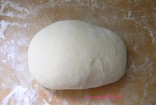 将发好的面团放到案板上揉光滑（会有些粘手，要多撒干粉），松弛20分钟；