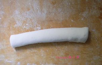 沿着面片的短边卷起，封口朝下；