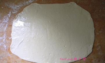 取200克面团，擀成薄片，刷上食用油；