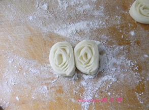 切下1厘米厚度的面剂，并排放好；