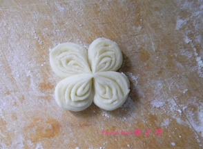 用筷子在两个面剂子中间夹一下；