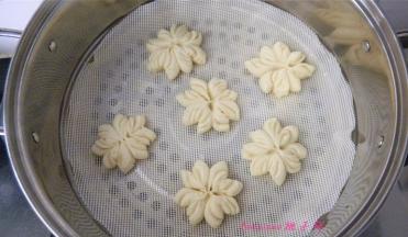 醒发好后，放入蒸锅蒸屉上，开锅后大火蒸15分钟即可。