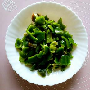 大辣椒洗干净掰成小块儿。