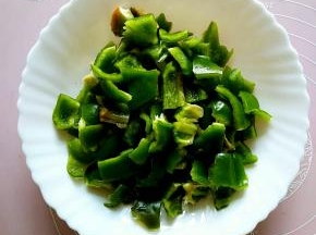 大辣椒洗干净掰成小块儿。