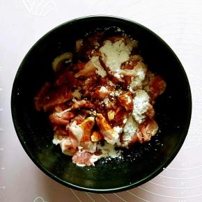 梅花肉切片，用少量酱油和生粉抓匀后静置10分钟。