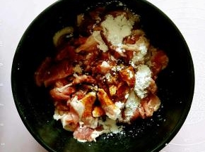梅花肉切片，用少量酱油和生粉抓匀后静置10分钟。