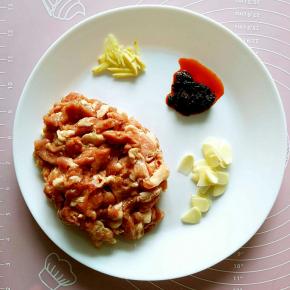 蒜切片，姜切丝，准备一小勺老干妈豆豉。