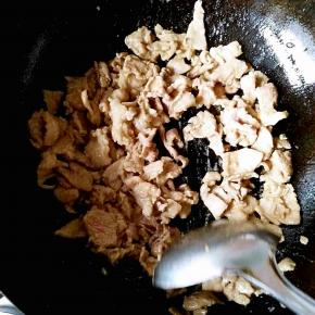 锅烧热放油，放入肉片滑散炒熟，盛出备用。