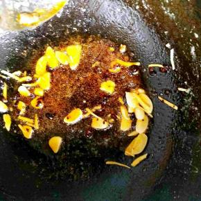 锅中重新放油，入蒜姜，豆豉爆出香味儿。