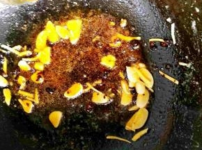 锅中重新放油，入蒜姜，豆豉爆出香味儿。