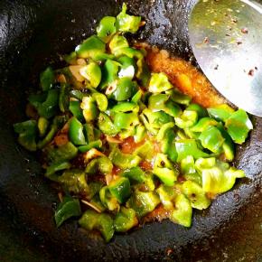 倒入辣椒翻炒，加入少许热水，可以适当多炒一会儿。加酱油调色，加盐和少许蒜末。