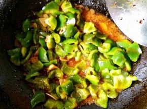 倒入辣椒翻炒，加入少许热水，可以适当多炒一会儿。加酱油调色，加盐和少许蒜末。