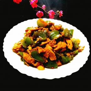 最后倒入已经炒好的肉片，翻炒均匀之后加少许味精调味，关火出锅。