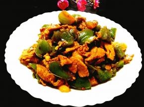 最后倒入已经炒好的肉片，翻炒均匀之后加少许味精调味，关火出锅。