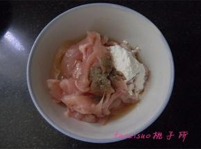 将鸡肉切片，放入料理碗中，加入白胡椒粉、料酒、干淀粉、食用油；