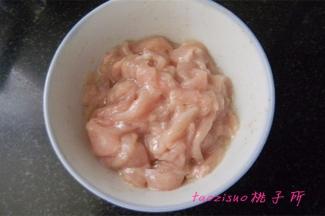 抓拌均匀腌制15分钟备用；