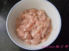 抓拌均匀腌制15分钟备用；