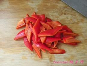 红椒斜刀切片；