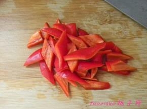 红椒斜刀切片；