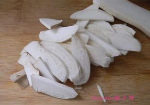 杏鲍菇斜刀切片；
