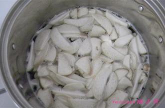 煮锅内水热后倒入杏鲍菇片焯烫后捞出；