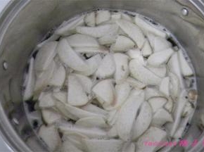 煮锅内水热后倒入杏鲍菇片焯烫后捞出；