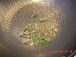 炒锅内放入食用油，放入葱花、姜丝炒香；