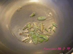 炒锅内放入食用油，放入葱花、姜丝炒香；