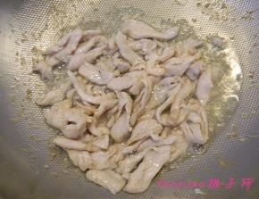 炒锅内放入食用油，油温五成热放入拌好的鸡肉片，炒散后称出备用；