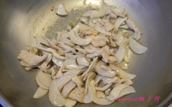 放入煸炒过的鸡肉片和杏鲍菇片，翻炒；