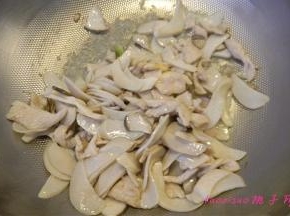 放入煸炒过的鸡肉片和杏鲍菇片，翻炒；