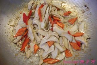 再放入红椒片翻炒，放入食盐调味即可。