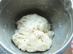 中种面团混合成团，没干面就好，不需要揉光滑，所以我用筷子搅的。