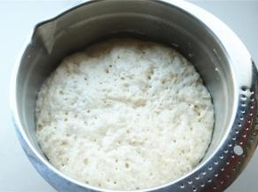 发酵至蜂窝状回落。