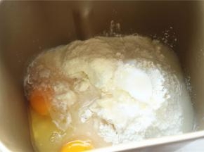 主面团部分的材料，除了黄油外都放入面包机内。