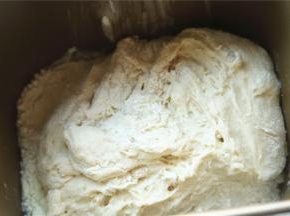 把中种面团也放进去，揉面15分钟。