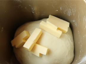 再加入室温软化的黄油。
