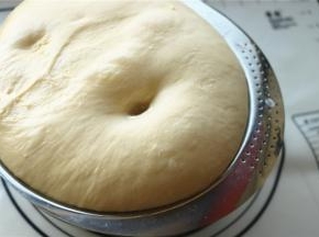 开始发酵至2倍大，用手可以戳出不回缩的洞。