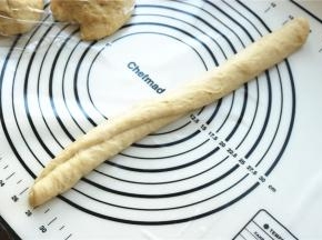 卷起来搓成长条。