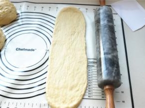 取一个面团，擀成长条，同时排出所有气泡。