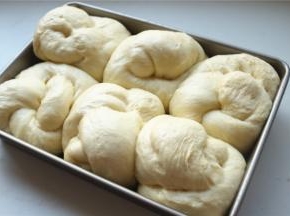 继续发酵至2倍大，轻触能回弹。